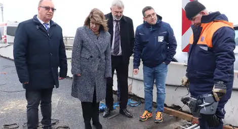 Областният управител Драгомир Драганов и министър Виолета Коритарова инспектираха ремонта на Дунав мост при Русе