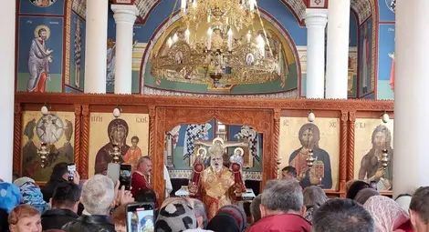 Вярващи с две молитви към Свети Димитър Басарбовски - за здраве и за благото на България