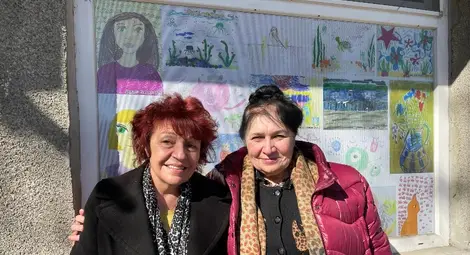 Вили (вляво) и Людмила (вдясно) пред Хуманитарния център на &bdquo;Каритас&ldquo; в Русе.