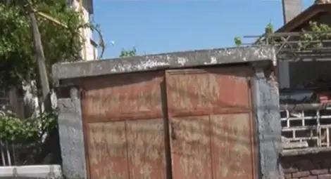 Пълен абсурд: Ремонтират улица, зазиждат гаражи