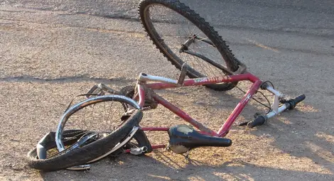 41-годишен колоездач живее втори живот след удар от камион и кола