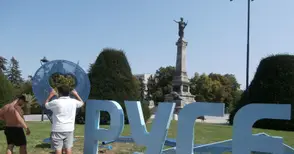 Грамадни букви РУСЕ от вчера украсяват градската градина