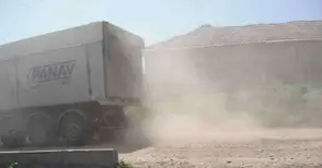 Облаци прах от тежки камиони всеки ден измъчват жители на Бяла