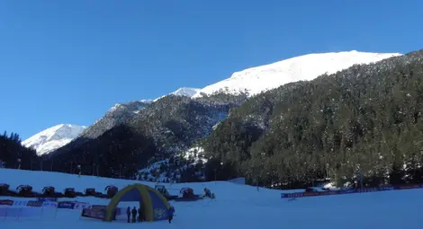 Сноубордист е спасен след паднала лавина в Банско