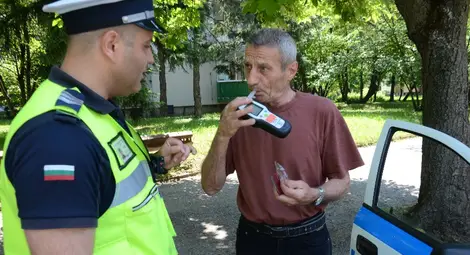 Служители на КАТ проверяват шофьор за алкохол вчера на ул. &bdquo;Плиска&ldquo;. Снимка:Красимир СТОЯНОВ