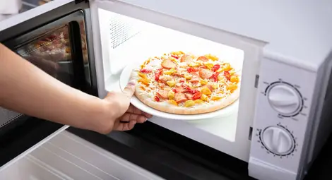 Микровълновата фурна: приятел или враг в кухнята?