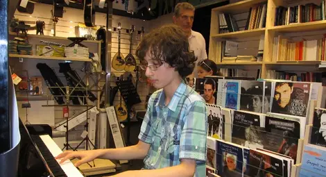 13-годишен пианист озвучи с класика, джаз и поп мол в Атина