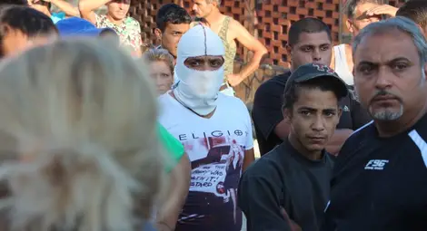 Багери събаряха незаконни къщи, докато полицията арестува роми /галерия/