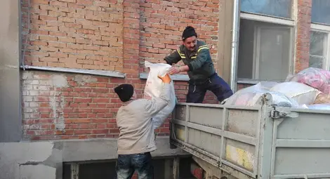 Бъзън дари един тон дрехи за клошари и бездомници