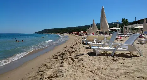 Скъпите чадъри и шезлонги били в стари договори без контрол