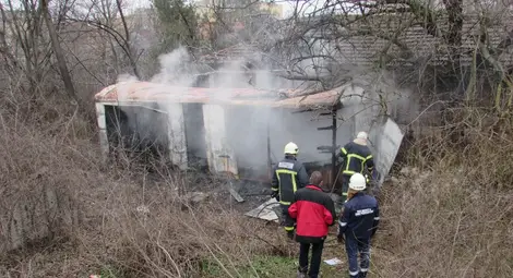 Бездомници запалиха фургон за билети на бивша жп спирка
