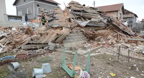 Ветово спасява семейството с взривената от газ къща