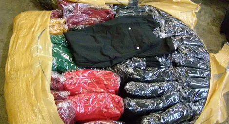 Нова голяма пратка фалшиви дрехи и парфюми спряна на Дунав мост