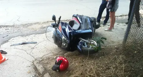 59-годишен с ямаха се заби в лада след отнето предимство