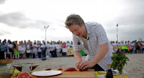 Възходът и падението на Джейми Оливър. Какво стои зад фалита му?