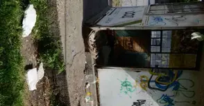 Изгоненият от „Радецки“ клошар пак се върна в леговището си