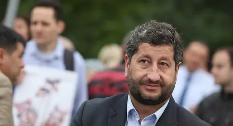 Прокуратурата отклони вниманието от КТБ със суджука, обяви Христо Иванов на протест пред НС