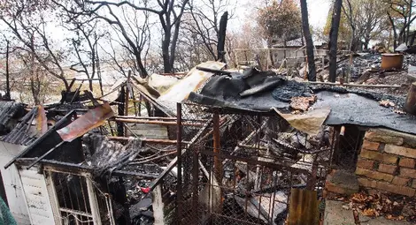 Пожар изпепели бунгала в Рибарското селище край &bdquo;Златните&ldquo; /галерия/