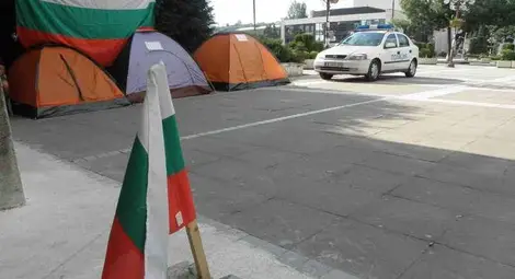 Грамада от камъни расте пред областната управа в Благоевград 