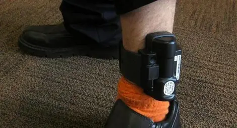 Наркодилър, чакащ 14-та присъда, се обринал от проследяваща гривна