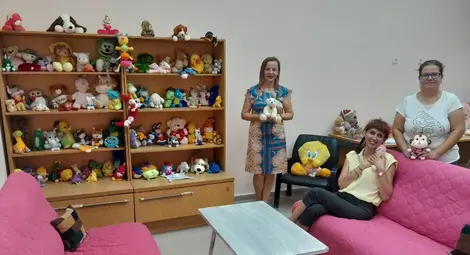 Черна маймунка връща в безгрижното детство първата посетителка на стаята за терапия с играчки Черна маймунка връща в безгрижното детство първата посетителка на стаята за терапия с играчки