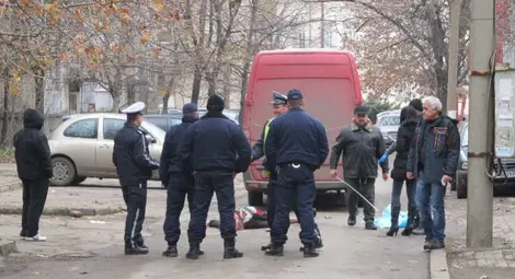 Микробус уби на заден ход възрастна жена в сляпа уличка Микробус уби на заден ход възрастна жена в сляпа уличка