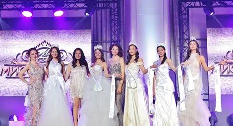 Със заря и мажоретки посрещнаха новата Мис България Сара Младенова в родния ѝ Шумен Със заря и мажоретки посрещнаха новата Мис България Сара Младенова в родния ѝ Шумен