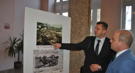 Шефът на пазарите Кунчо Кунчев показва на кмета Стоилов една от най-старите фотографии.                      Снимка: Община Русе