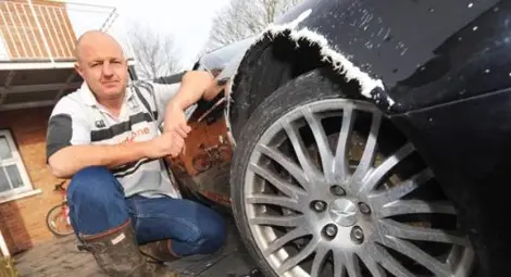 Куче изяде калника на Aston Martin