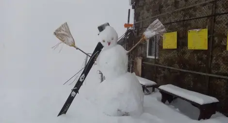 На Мусала извадиха ските и вече правят снежни човеци