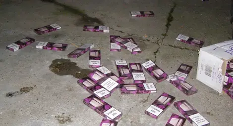 500 кутии цигари летят от кола при гонка с митничари