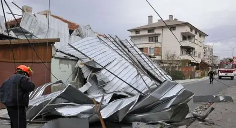 Ураганен вятър събори покрива на блок в Петрич 
