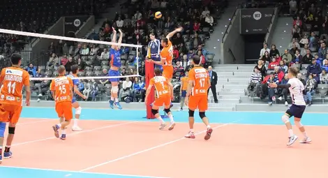 Волейболистите в тежък мач срещу бивши звезди на &bdquo;Лукойл&ldquo;