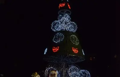 Джуджета и мажоретки доведоха загубилия се Дядо Коледа