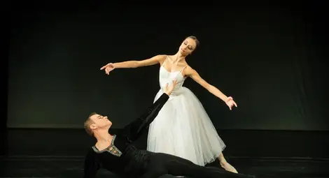 Елена и Милен Харалампиеви като Жизел и принц Алберт в балетната постановка