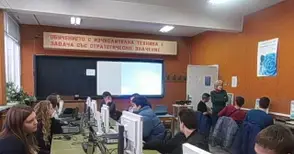 Младежи от няколко области  учат програмиране в Електрото