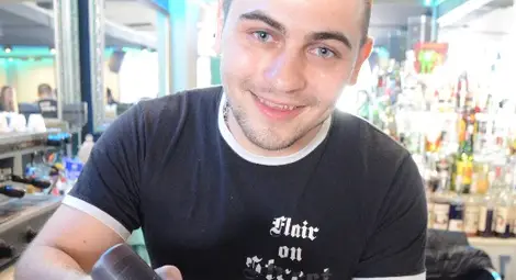 Млад барман подари десетки  цветя върху кафе на дамите