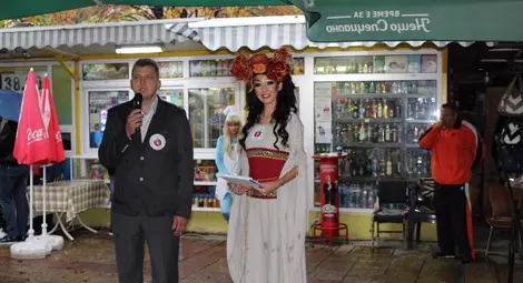 Шефът на пазарите Кунчо Кунчев и Царицата на плодородието поздравиха участници и гости на празника.