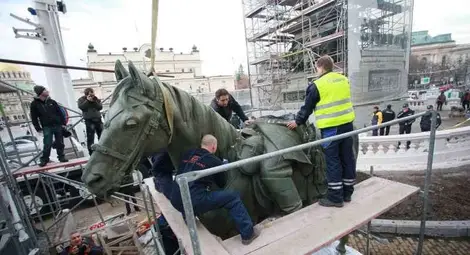 Конят на Царя се връща на пиедестала /галерия/