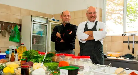 Шеф Манчев и колегата му от сръбските &bdquo;Кошмари в кухнята&ldquo; Саша Мишич се развихриха в кухнята.