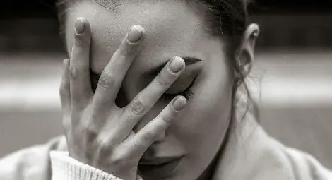 Тъмната нощ на душата: Когато животът те съблича от илюзии, за да те облече в истина