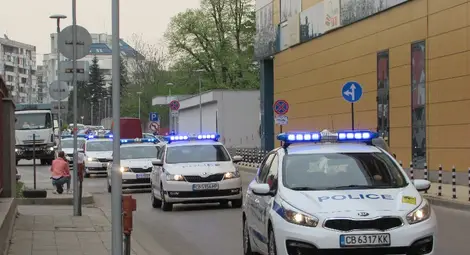 Полицаите поздравиха медиците със сирени и аплодисменти