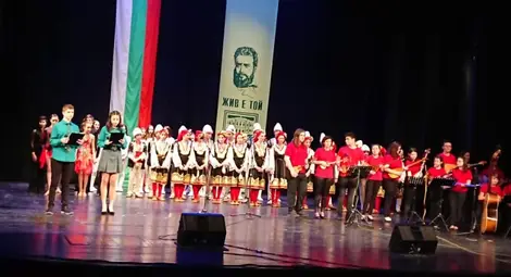 Директор честити патронния празник на училището си с... поздравителен адрес