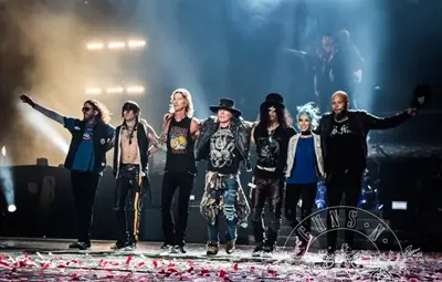 Guns N' Roses тръгват на турне след 23-годишна раздяла Guns N' Roses тръгват на турне след 23-годишна раздяла