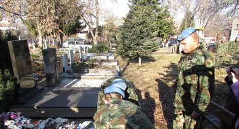 Колегите на Антон отдадоха чест и оставиха традиционната запалена цигара на гроба му.                                           Снимки: Утро&ldquo;