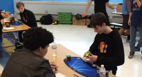 14-годишен нареди Рубик за рекордните 4,9 секунди 