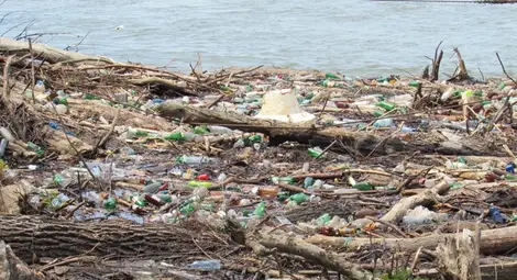 Дънери пречат за почистването на пластмасовия остров край Мартен