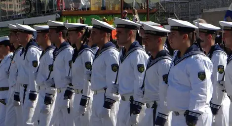 Военноморските сили търсят матроси