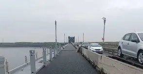 Монтирани са реставрираните осветителни стълбове и част от парапета на Дунав мост