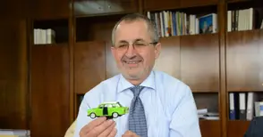 Зелен трабант, икона и стилен сервиз за рождения ден на Стефко Бурджиев